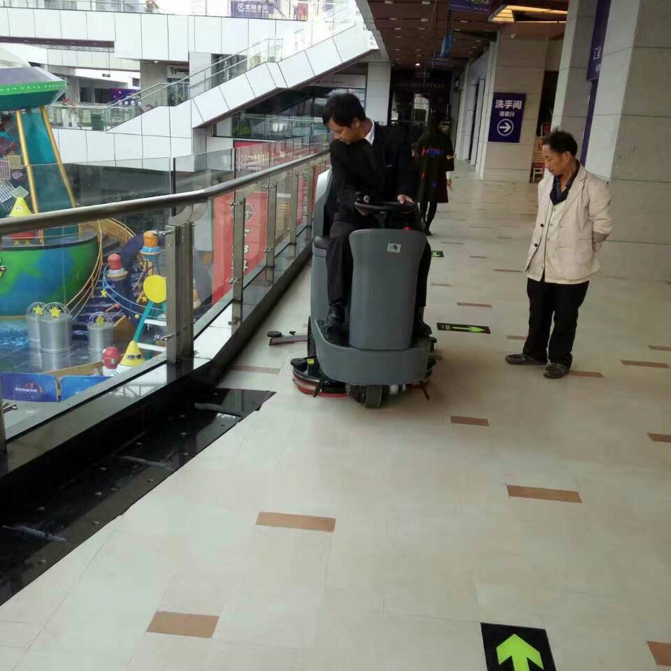 商場駕駛式洗地機如何操作？