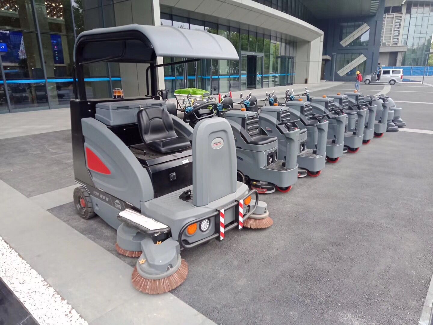 物業保潔應該用什么樣的掃地車來維持地面衛生呢？